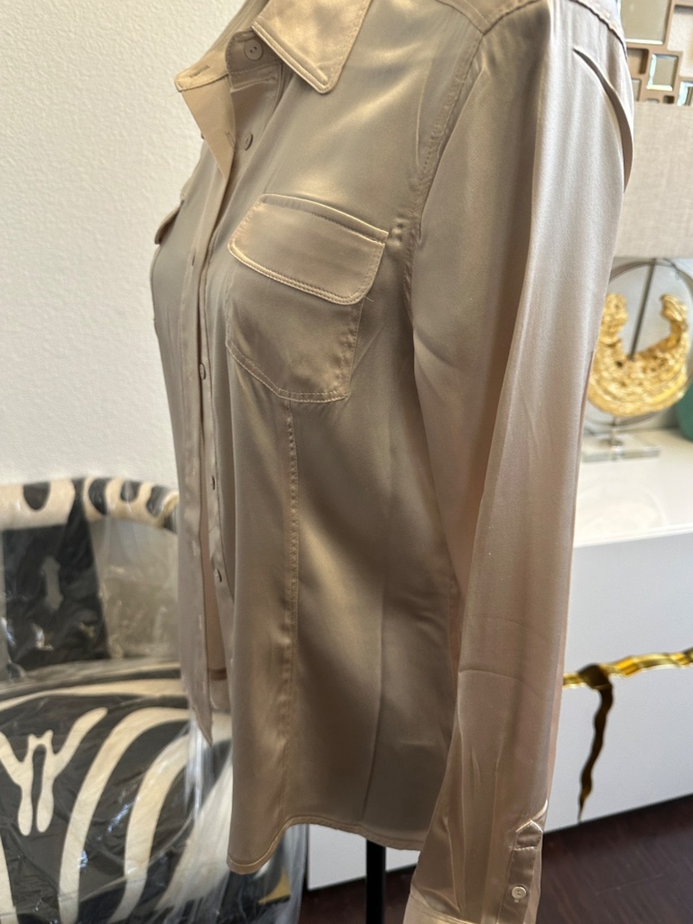 NWT BEBE BUTTON DOWN  SILK LONG SLEEVE SATIN SHIRT  W FRONT POCKETS L🔥♥️♥️ - Picture 4 of 11